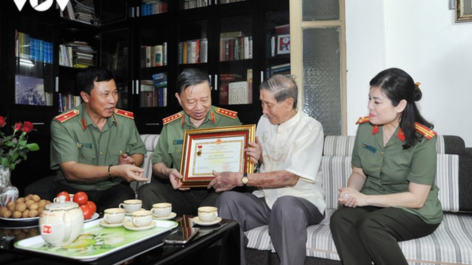 NSND Trọng Bằng và NS Phạm Tuyên nhận Kỷ niệm chương “Bảo vệ an ninh Tổ quốc”