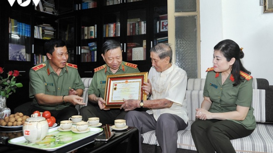 NSND Trọng Bằng và NS Phạm Tuyên nhận Kỷ niệm chương “Bảo vệ an ninh Tổ quốc”