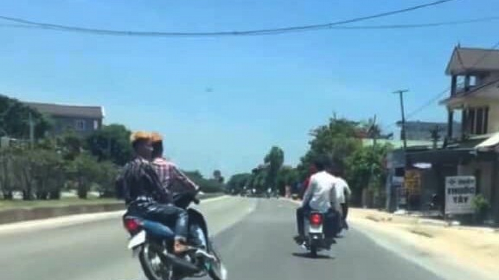 Công an triệu tập nhóm “quái xế” lạng lách đánh võng trên quốc lộ 1A