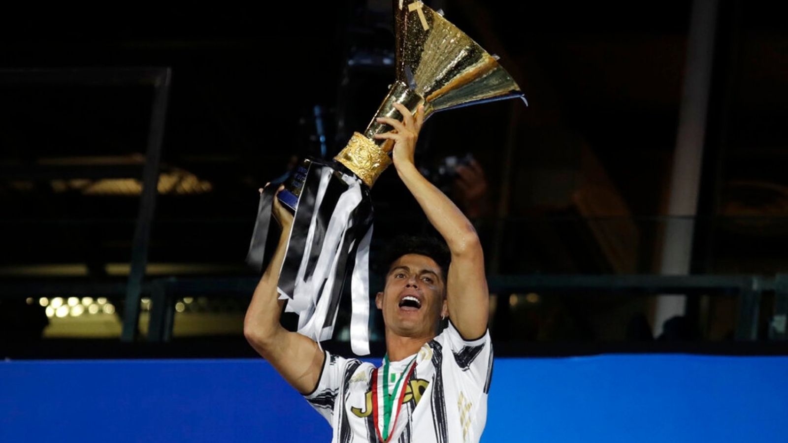 Ronaldo “quẩy tưng bừng” trong ngày nâng cao chức vô địch Serie A