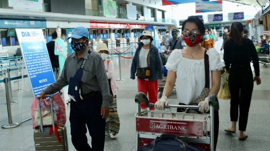 Over 400 stranded tourists return to Hanoi from Da Nang