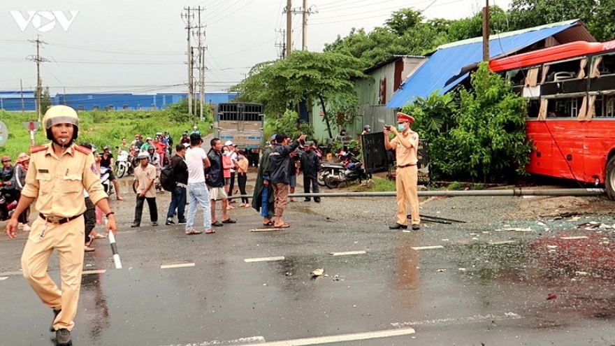 Xe khách tông vào nhà dân ở Bình Thuận