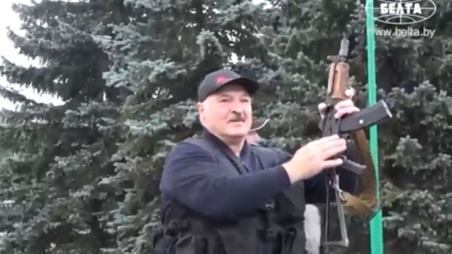 Video: Tổng thống Belarus Lukashenko xách súng AK, mặc áo giáp, đeo băng đạn