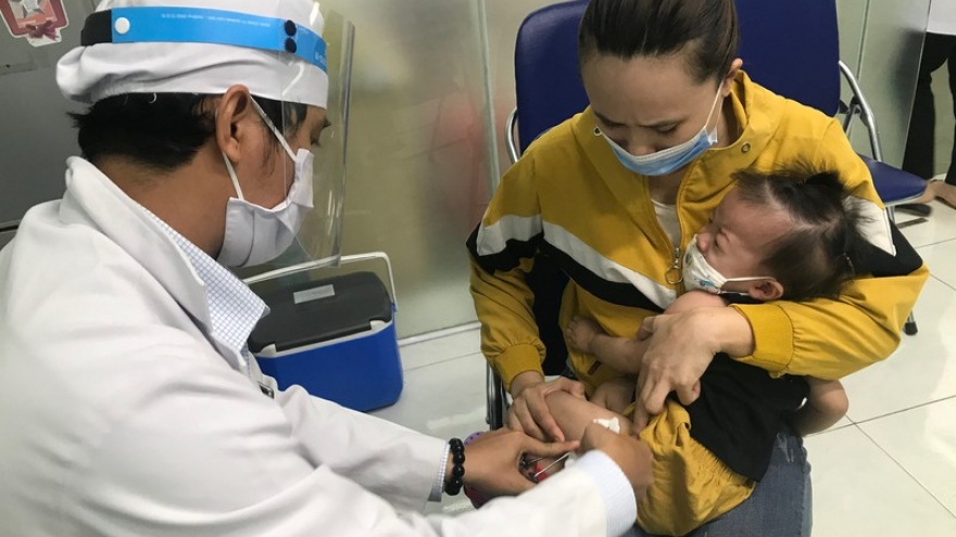 Tiêm bổ sung vaccine uốn ván - bạch hầu cho trẻ 7 tuổi tại TPHCM
