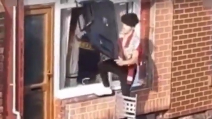 Video: Hai gã thanh niên khoắng trộm ti-vi lớn trong chưa đầy 2 phút