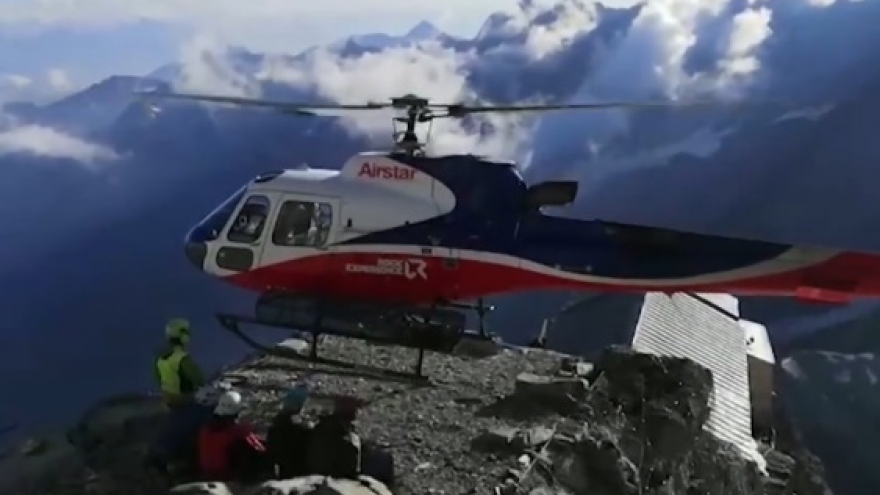 Trực thăng hạ cánh trên đỉnh núi Alps cứu hộ người bị kẹt do lở đất