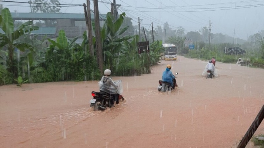 Mưa lớn khiến nhiều khu vực ở Yên Bái ngập lụt, giao thông đi lại khó khăn