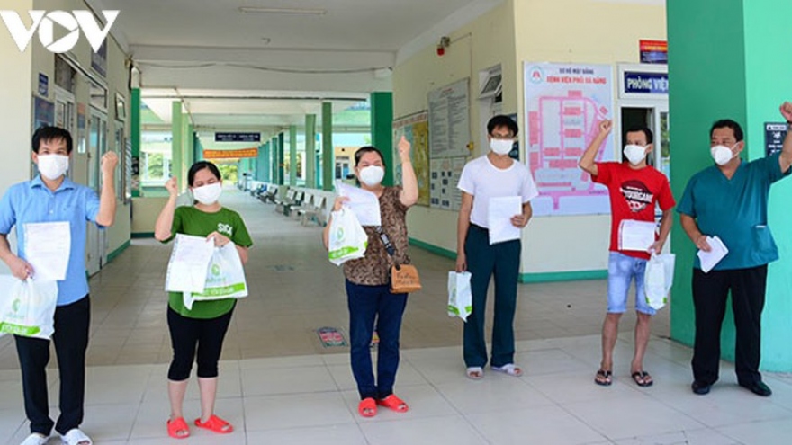Bệnh viện Phổi Đà Nẵng cho 5 bệnh nhân ra viện