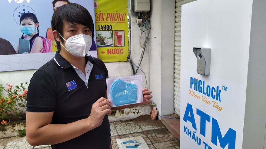 “ATM khẩu trang” miễn phí đầu tiên bắt đầu hoạt động ở TP.HCM