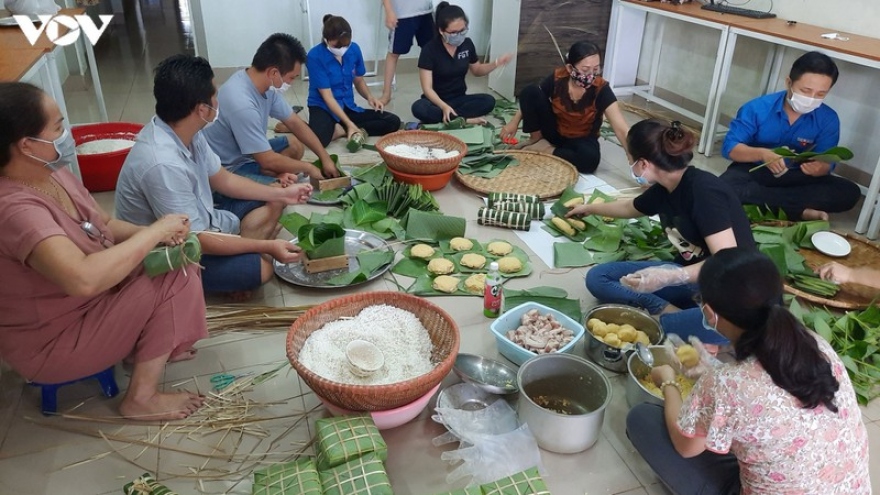 Thầy giáo ở Đắk Lắk gói hàng trăm bánh chưng tặng các khu cách ly