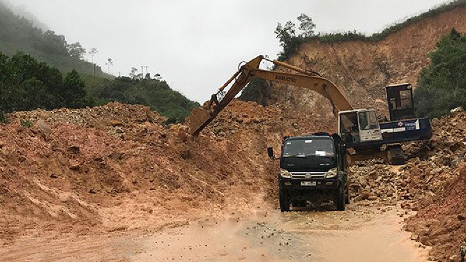 Mưa lớn gây sạt lở, ách tắc giao thông nghiêm trọng tại Lào