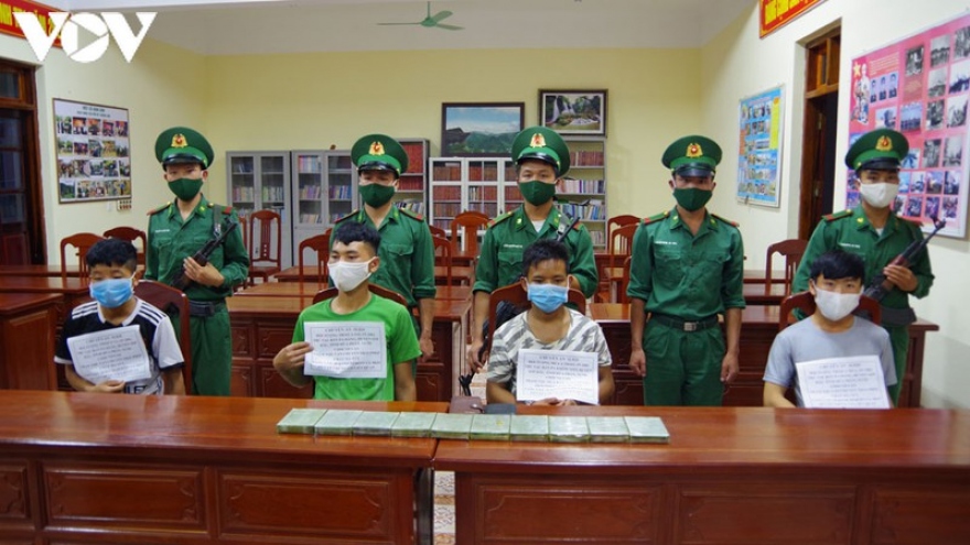 4 đối tượng người Lào mang 10 bánh heroin vào Việt Nam