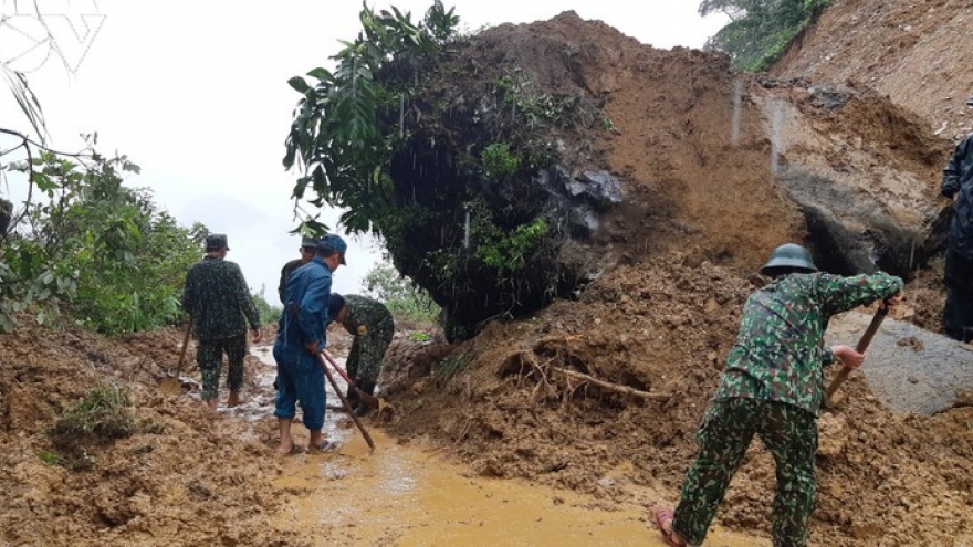 Sau trận mưa, tảng đá lớn lăn xuống chặn đường 30 hộ dân ở Lào Cai