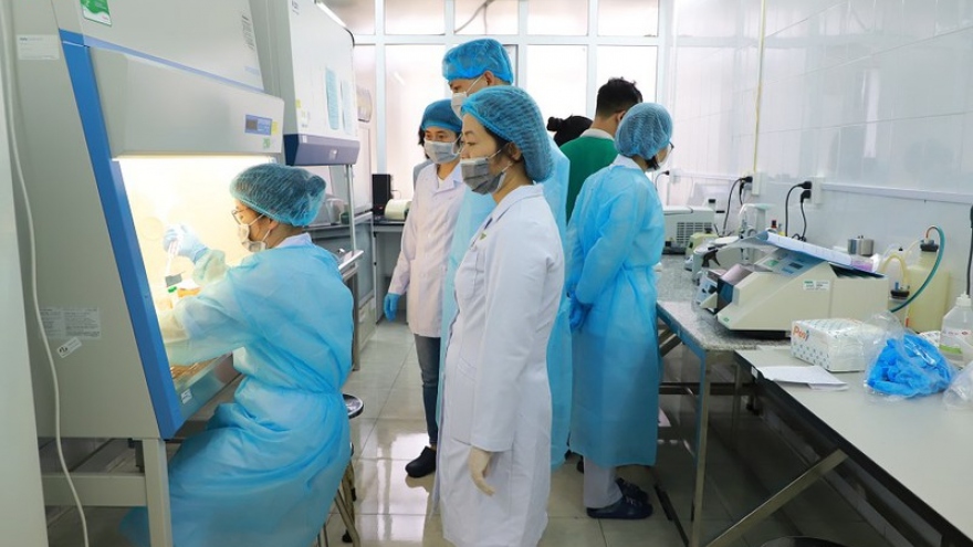 Quảng Ninh test nhanh người qua vùng dịch để sàng lọc SARS-CoV-2