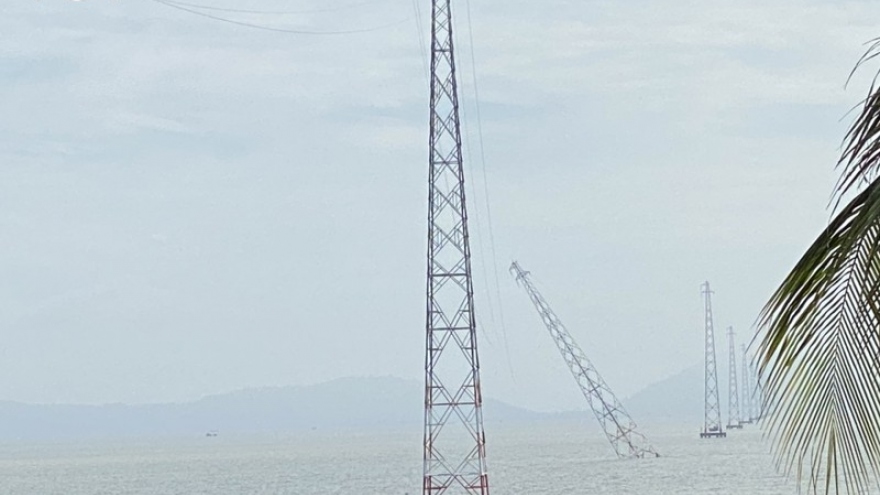 Một trụ điện trên biển tại Kiên Giang bị đâm nghiêng