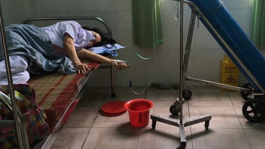 Một nhân viên y tế ở Đà Nẵng làm việc quá sức phải thở oxy