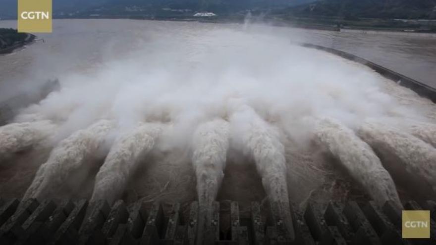 Video: Lưu lượng nước đổ vào lập đỉnh, đập Tam Hiệp mở cửa xả lũ