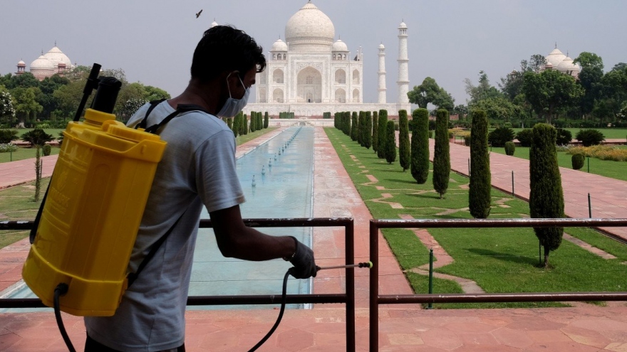 Đền Taj Mahal mở cửa trở lại: vắng vẻ lạ lẫm