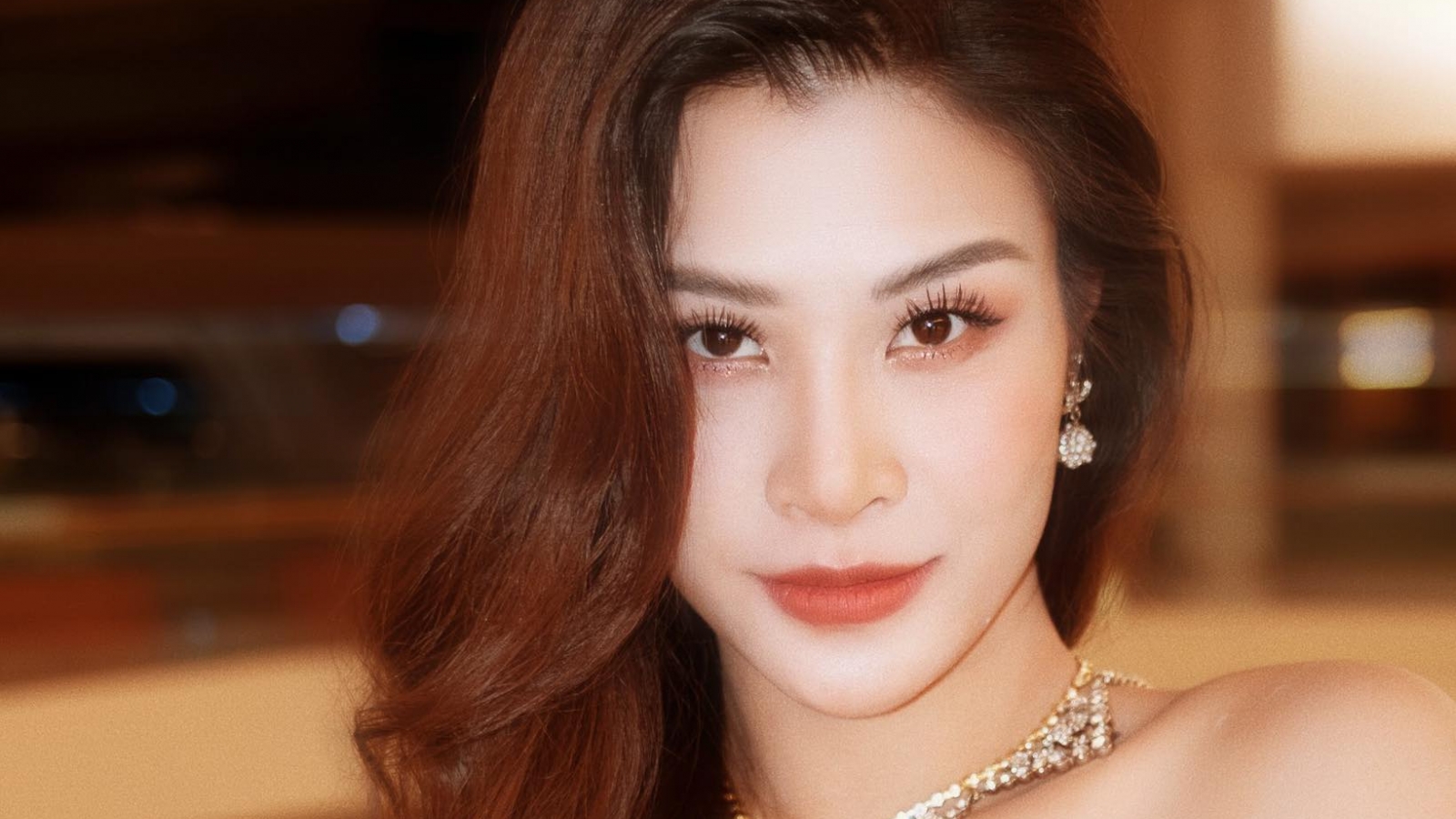 Đông Nhi xinh đẹp, bế bụng bầu 8 tháng song ca cùng Noo Phước Thịnh 