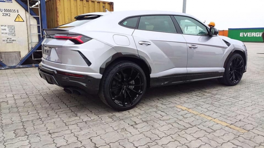 "Siêu" SUV Lamborghini Urus tiếp tục cập bến Việt Nam với màu sơn lạ mắt