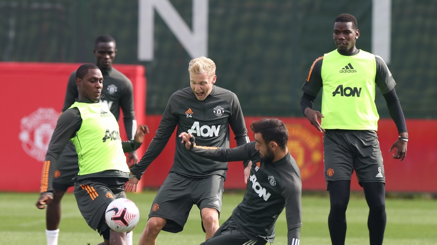 Van De Beek đá cặp Bruno Fernandes, so tài Paul Pogba trong trận đấu nội bộ của MU