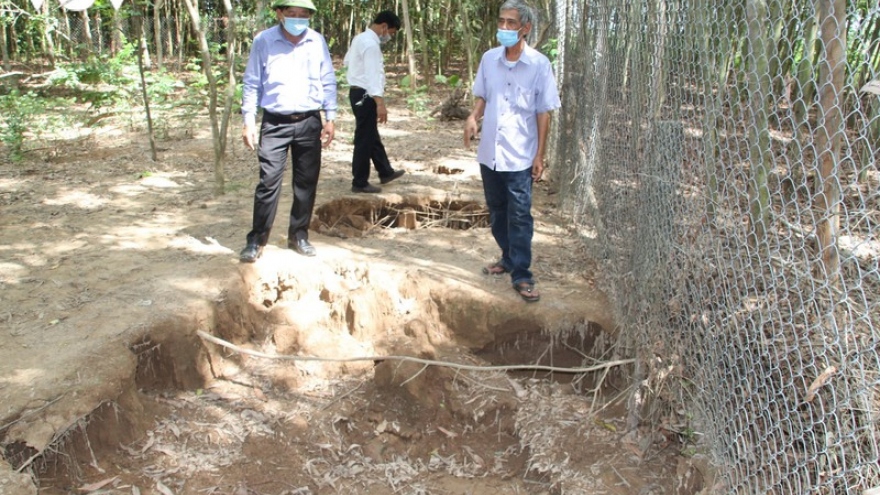 Xuất hiện hàng loạt hố sụt lún trong vườn nhà, dân cầu cứu chính quyền