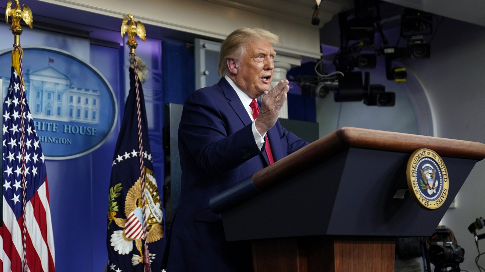 Ông Trump: Giám đốc CDC sai lầm khi nói khẩu trang hiệu quả hơn vaccine Covid-19