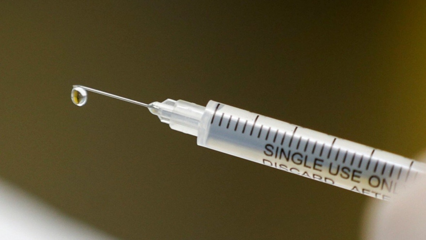 Sẽ không có đủ vaccine Covid-19 để cuộc sống trở lại bình thường cho đến năm 2022