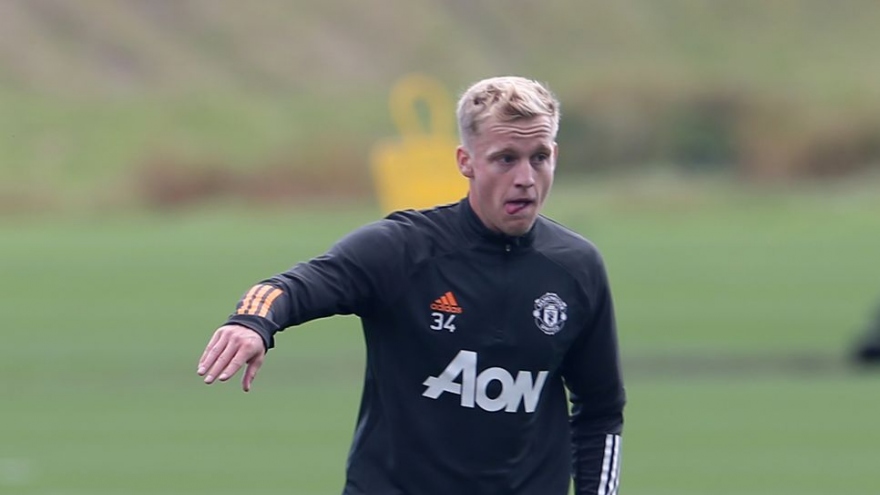 Donny van de Beek ghi điểm trong buổi tập đầu tiên với HLV Solskjaer