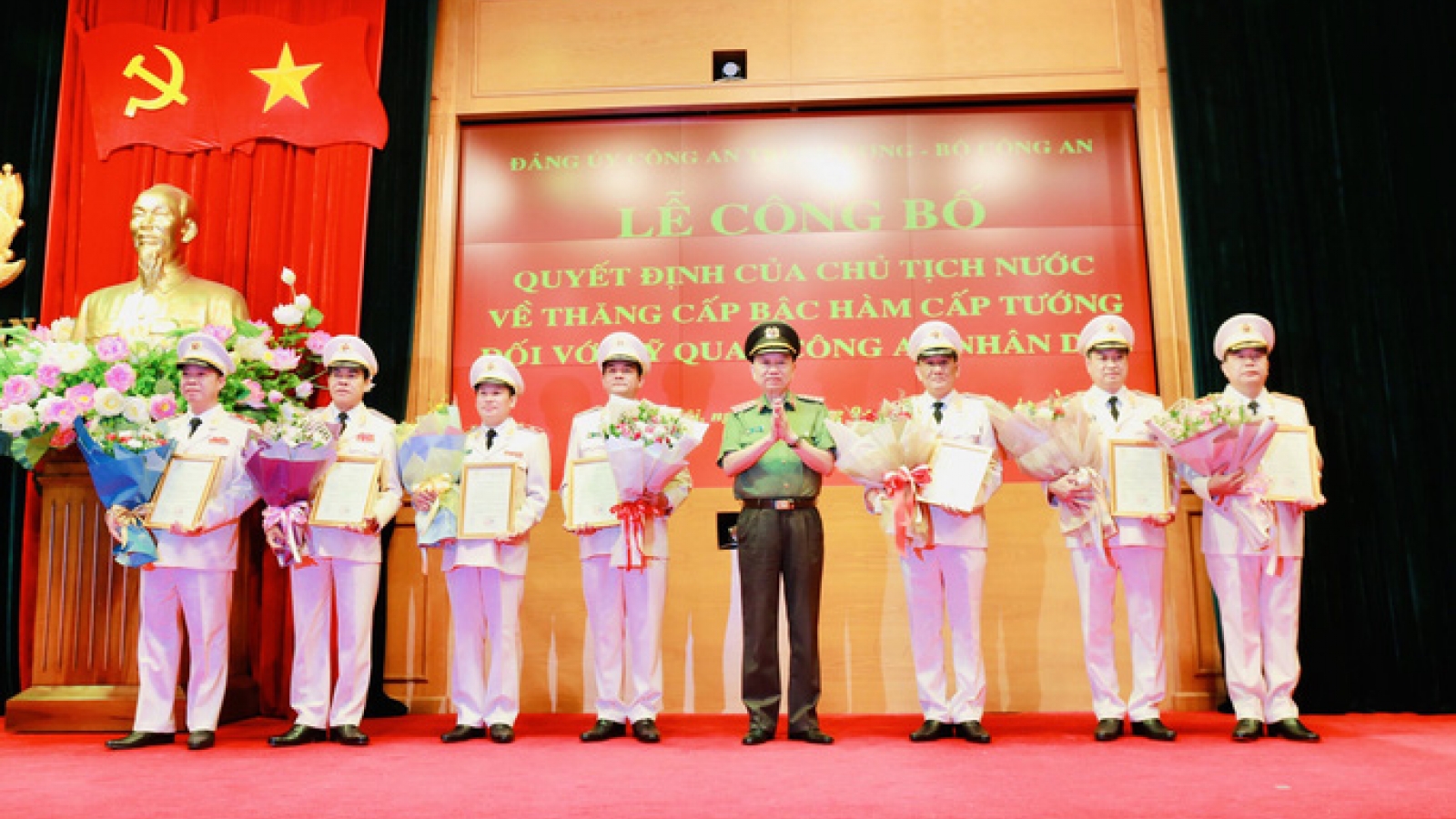 Trao quyết định thăng hàm cấp tướng cho 9 sĩ quan Công an cao cấp        