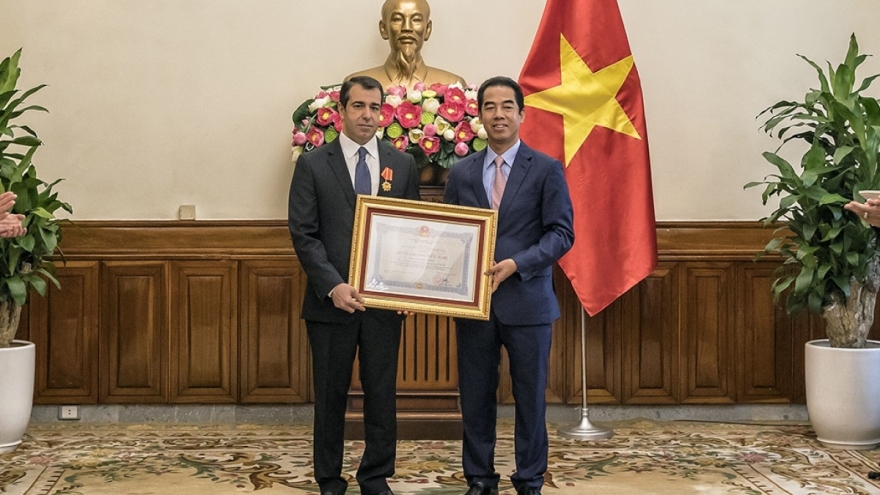 Azerbaijan ambassador awarded Vietnam’s Friendship Order