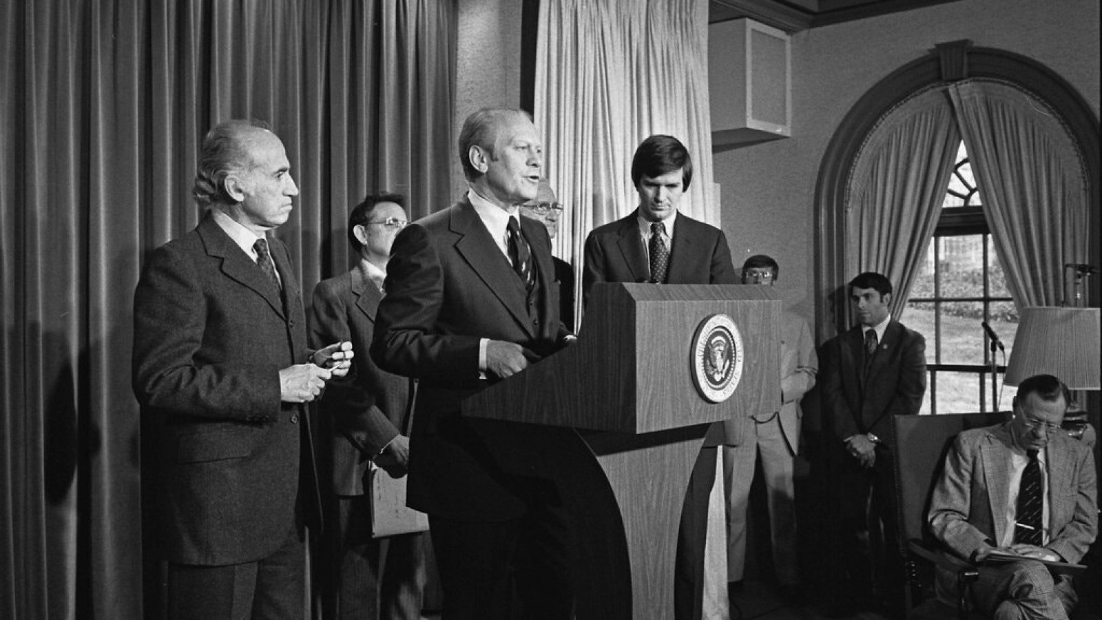 Bài học “vaccine tranh cử” cho Tổng thống Trump từ Gerald Ford