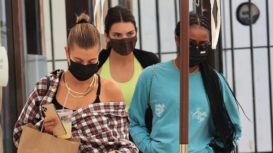 Kendall Jenner mặc croptop gợi cảm đi ăn trưa cùng bạn thân Hailey Baldwin