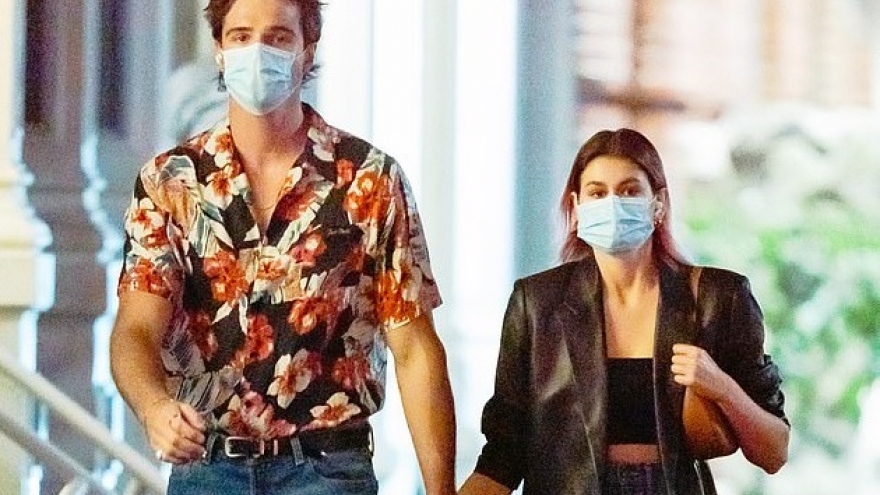 Con gái Cindy Crawford tình tứ nắm tay bạn trai mới đi dạo phố 