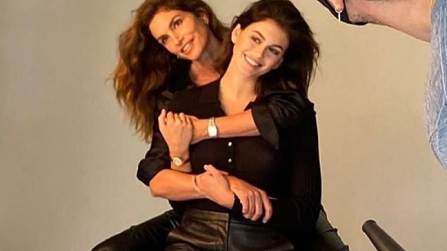 Cindy Crawford và con gái cưng diện đồ đồng điệu chụp hình quảng cáo tại nhà