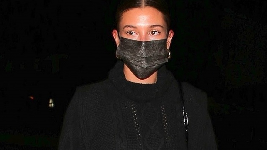 Vợ Justin Bieber diện đồ phong cách đi ăn tối cùng bạn bè 