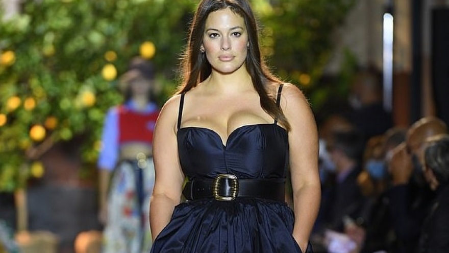 "Siêu mẫu ngoại cỡ" Ashley Graham tái xuất gợi cảm trên sàn catwalk sau khi sinh con