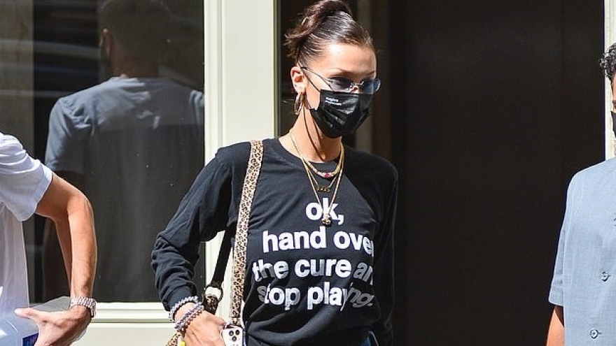 "Chân dài" Bella Hadid sành điệu ra phố sau khi chạm mặt tình cũ