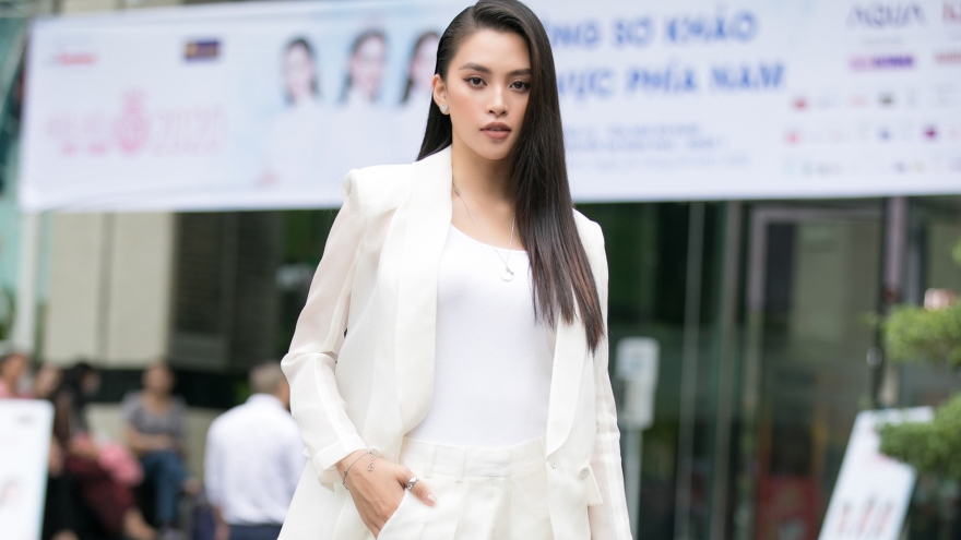 Tiểu Vy diện vest thanh lịch trong ngày sơ khảo của Hoa hậu Việt Nam