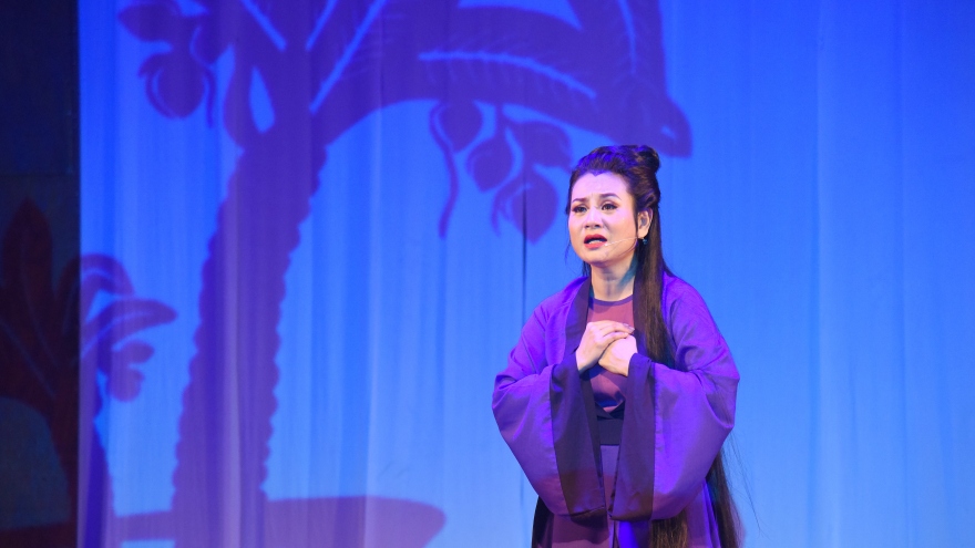 NSƯT Thu Trang: Từ cô gái “trùm áo mưa” đến nàng Tô Thị của sân khấu cải lương