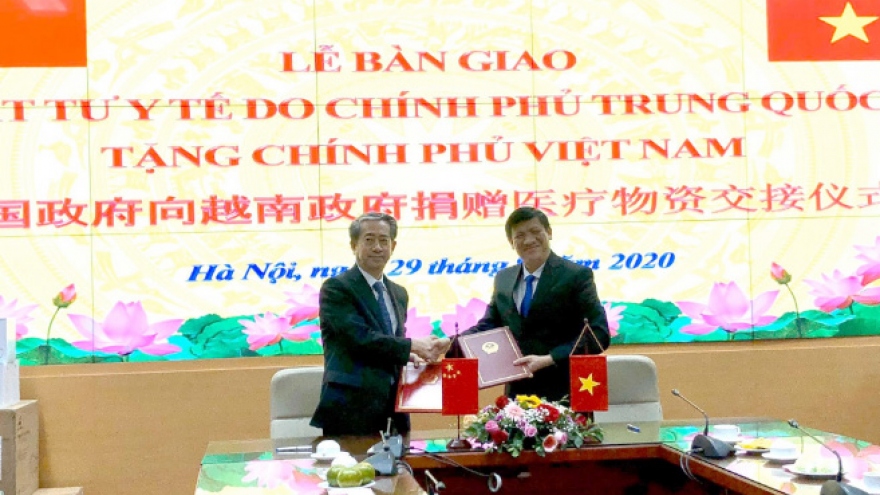 China presents 320,000 medical masks to Vietnam 