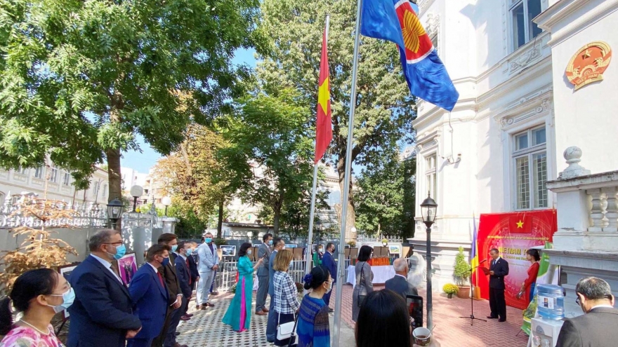 Photo exhibition promotes Vietnam image in Romania