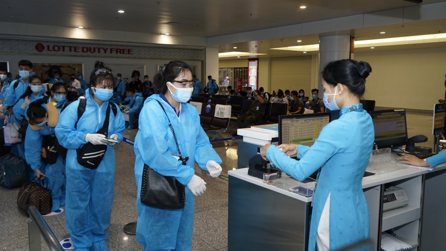 Khách đi Nhật nghi mắc Covid-19, 6 nhân viên sân bay Nội Bài phải cách ly