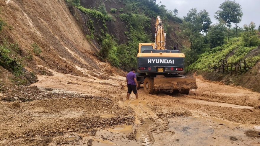 Mưa kéo dài gây sạt lở, ách tắc tuyến đường từ Sơn La đi Lai Châu