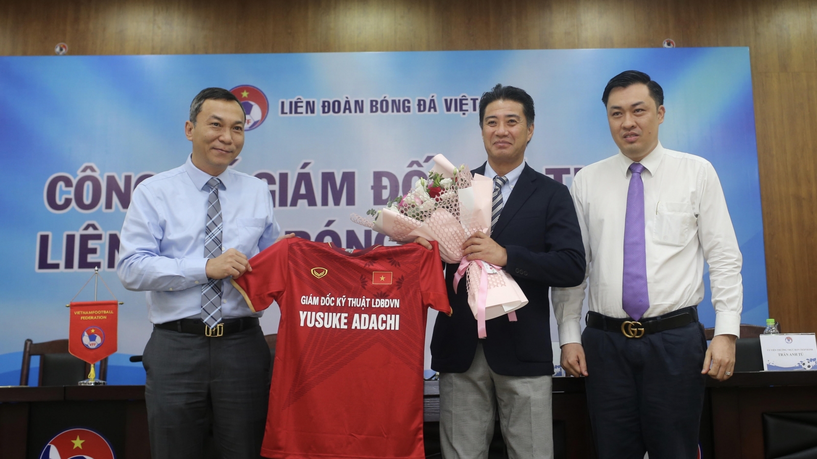 Lãnh đạo VFF nói gì về chuyện tiền lương của GĐKT Yusuke Adachi?