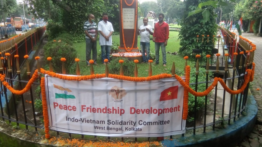 Lễ đặt hoa tại Tượng đài Hồ Chí Minh ở Kolkata của Ấn Độ