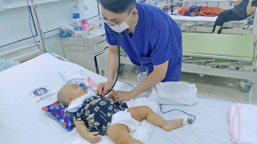 Trượt chân ngã, bé trai 11 tháng tuổi bị kéo đâm gây xuất huyết não