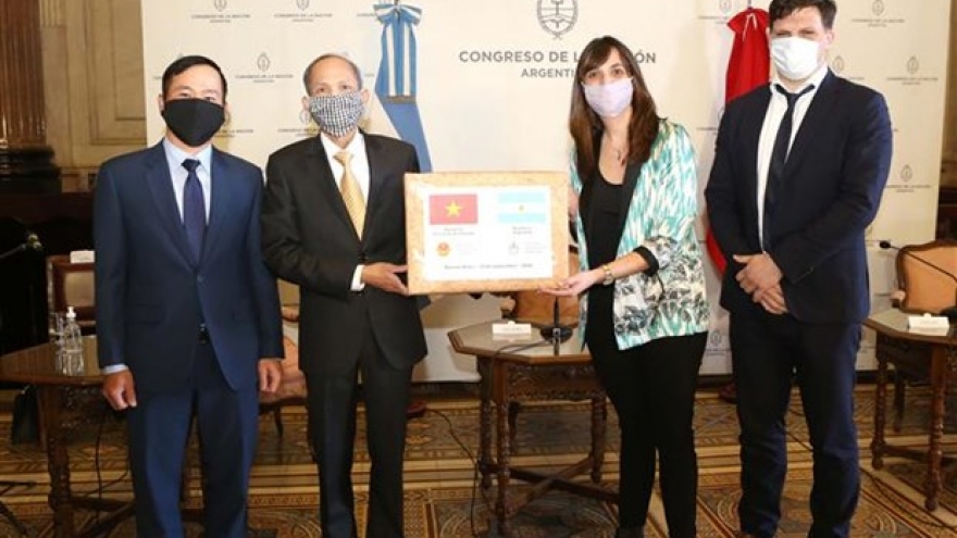 Argentine parliament receives gift from Vietnamese counterpart
