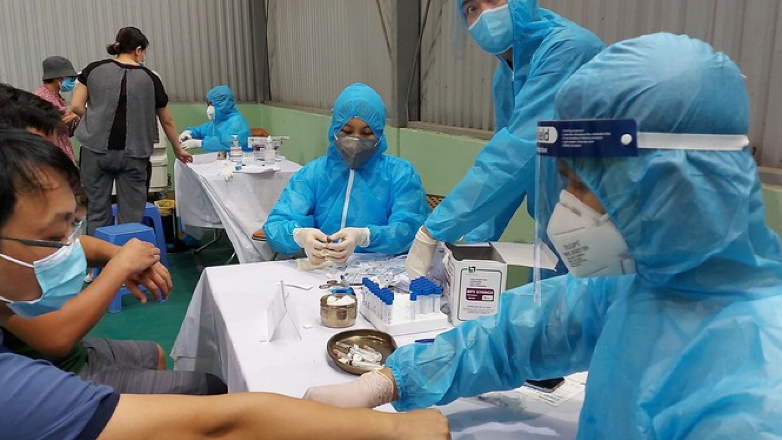 Xét nghiệm 2 ngày/lần cho các chuyên gia, lao động nhập cảnh vào Việt Nam dưới 14 ngày