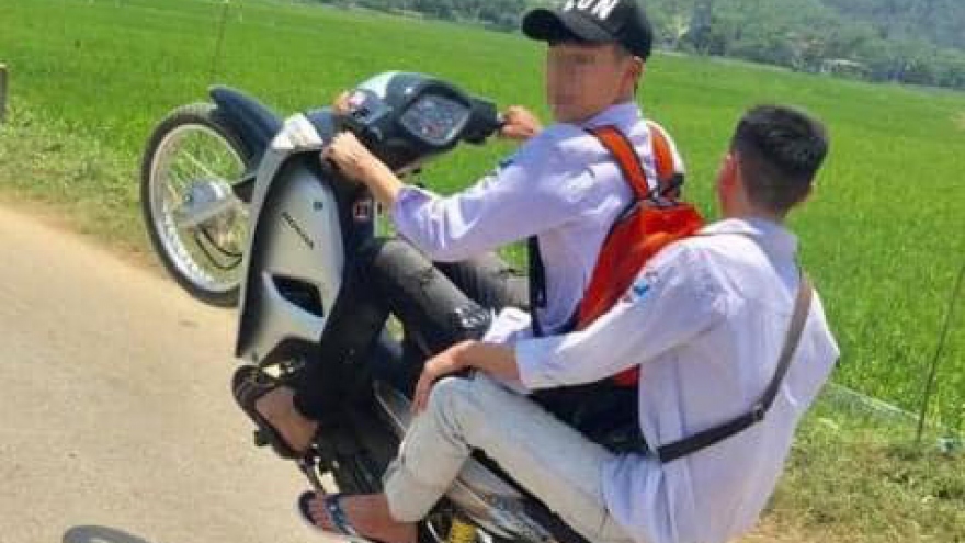 Xử phạt hơn 12 triệu đồng hai thanh niên khoe "bốc đầu" xe máy trên mạng